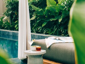 Artículos del minibar gratis y decoración personalizada 