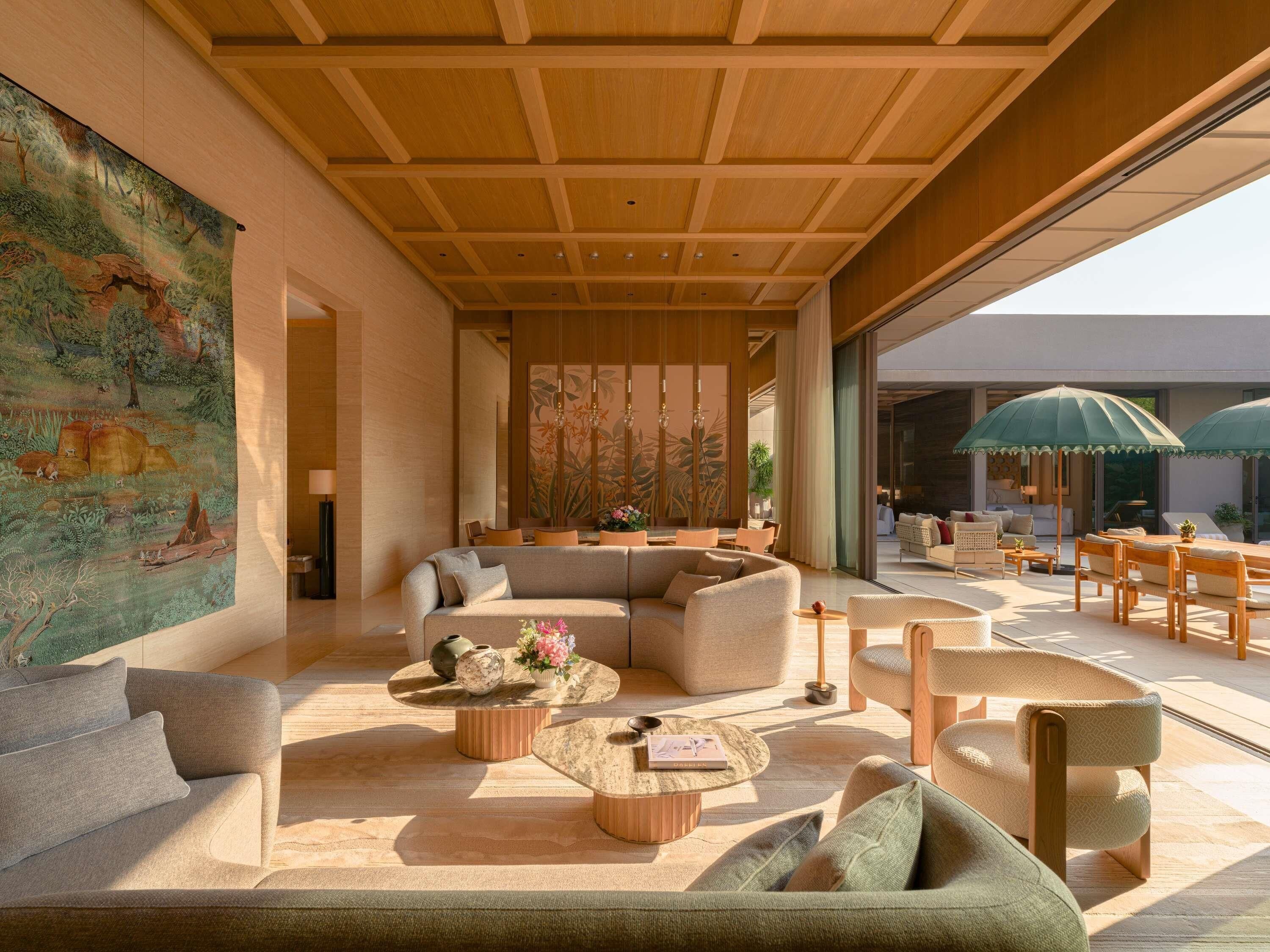 Minibar với thức ăn, đồ uống miễn phí, trang trí khác biệt 