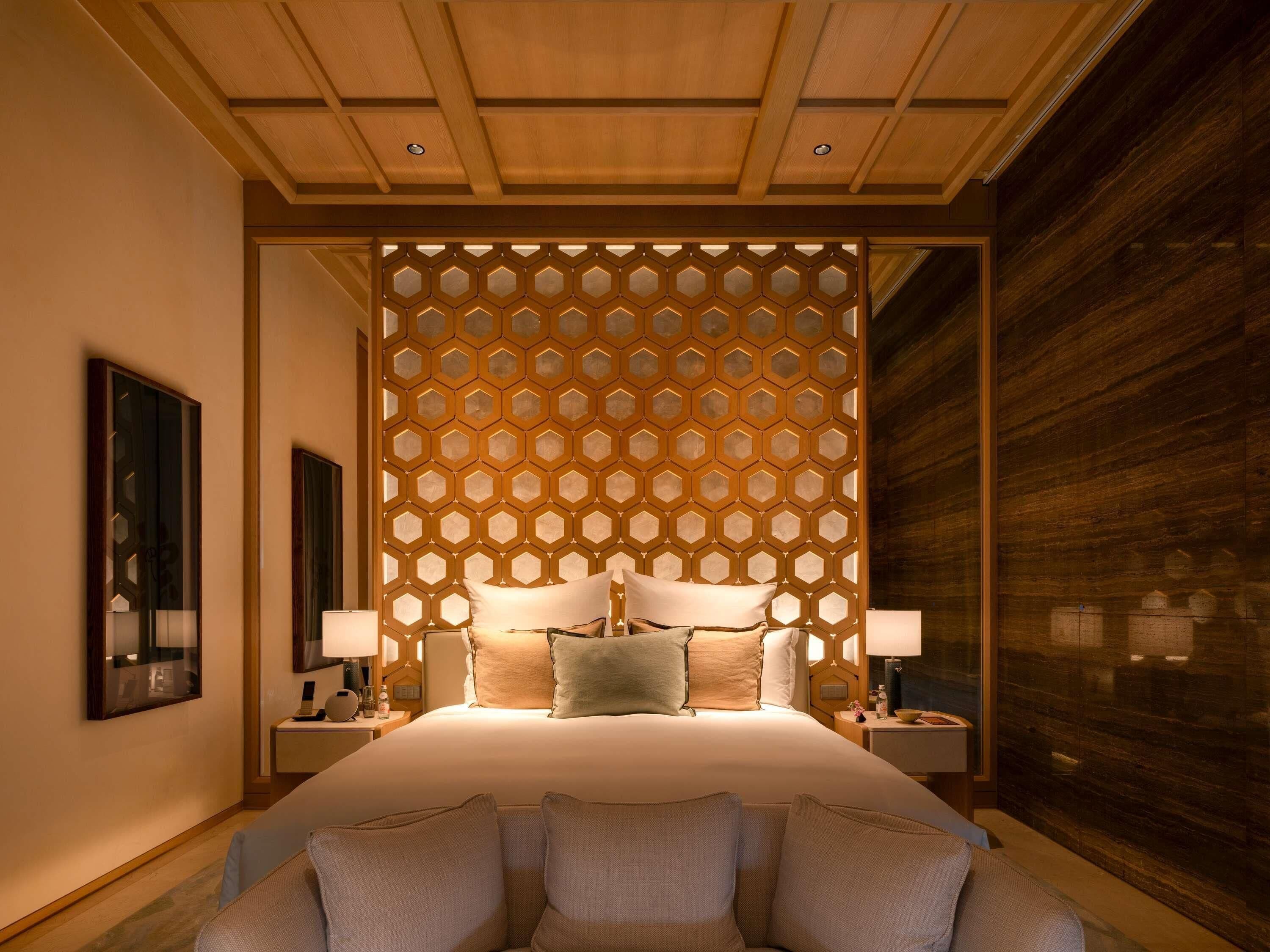 Minibar với thức ăn, đồ uống miễn phí, trang trí khác biệt 