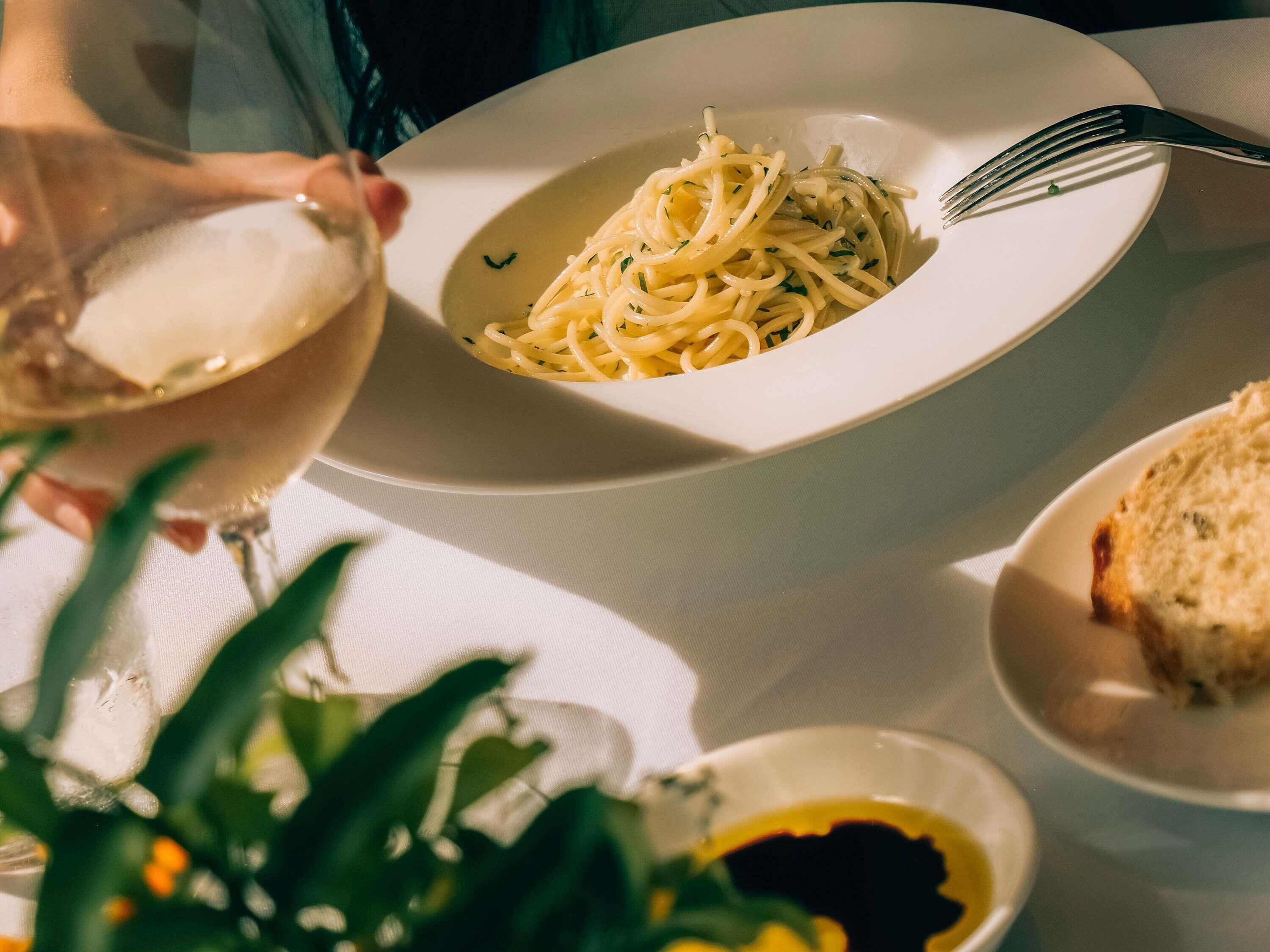Ein Gericht Spaghetti mit einer Gabel auf einem Tisch.