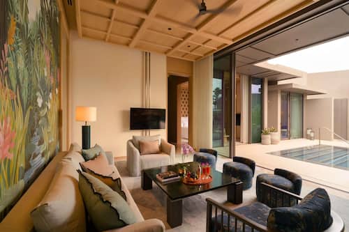 Vila com design assinado, 2 quartos | Frigobar (abastecido com itens grátis), individualmente decorados