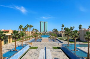 2 outdoor pools