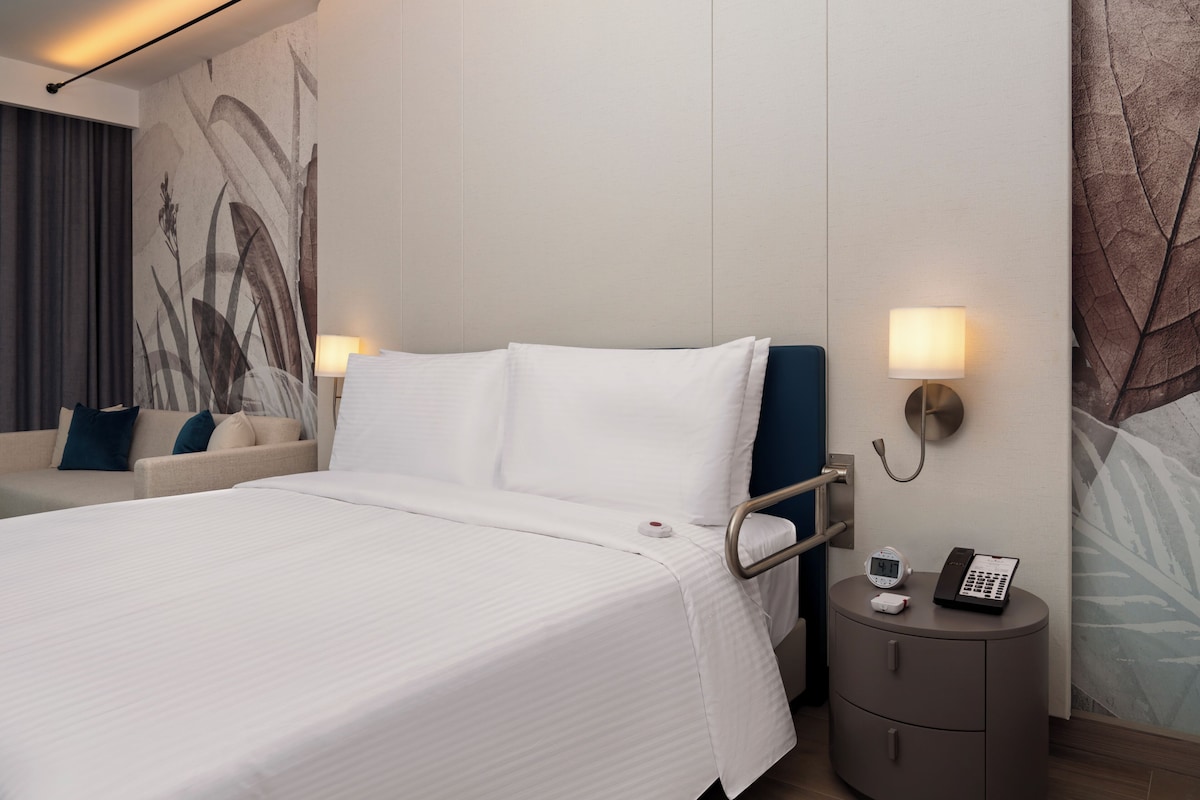 Habitación superior, 1 cama de matrimonio grande, accesible para personas con discapacidad | Minibar, caja fuerte, escritorio y tabla de planchar con plancha