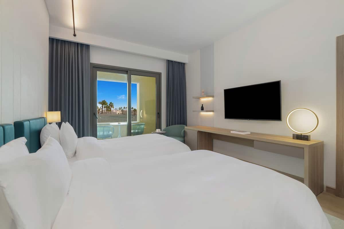 Minibar, in-room safe, desk, iron/ironing board