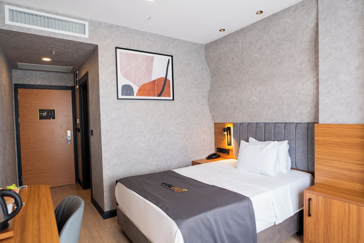 Superior kamer, uitzicht op stad | 1 slaapkamer, luxe beddengoed, een kluis op de kamer, een bureau