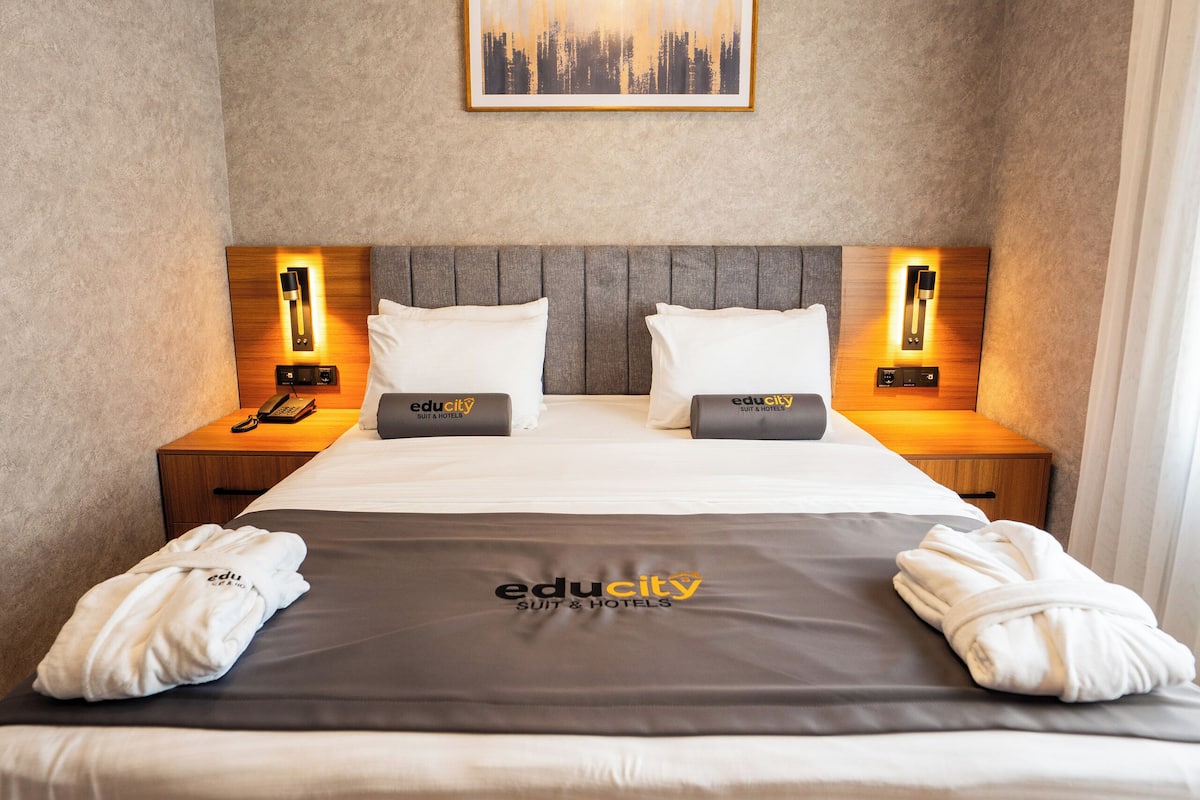 Junior suite, uitzicht op stad | 1 slaapkamer, luxe beddengoed, een kluis op de kamer, een bureau