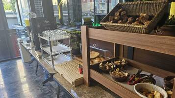 Tägliches Frühstücksbuffet (15 EUR pro Person)