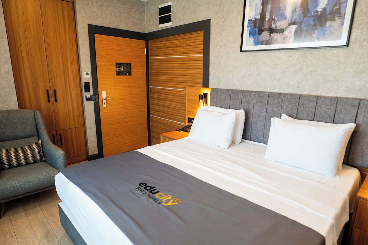 Deluxe kamer, uitzicht op stad | 1 slaapkamer, luxe beddengoed, een kluis op de kamer, een bureau
