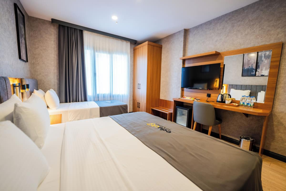 Superior driepersoonskamer, uitzicht op stad | 1 slaapkamer, luxe beddengoed, een kluis op de kamer, een bureau