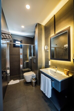 Junior Suite, City View | Bathroom