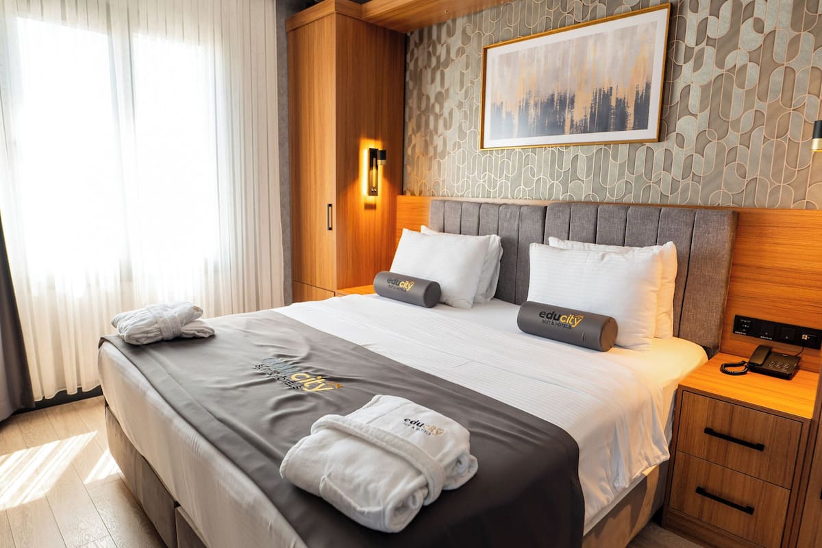 Executive suite, uitzicht op stad | 1 slaapkamer, luxe beddengoed, een kluis op de kamer, een bureau