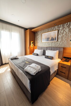 Ropa de cama de alta calidad y caja de seguridad en la habitación 