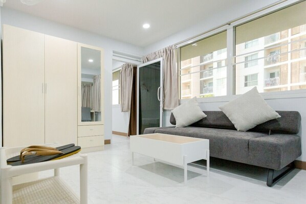 Premium Room, 1 Bedroom, Private Bathroom, Courtyard View | Living area | 32-inch Smart TV with cable channels - Rama Residency (Bangkok)