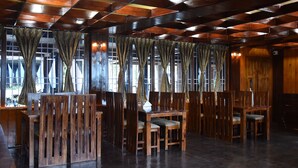 Un ristorante con arredi in legno e un soffitto a scacchi.