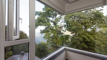Premium Room, 1 King Bed | Free WiFi, bed sheets