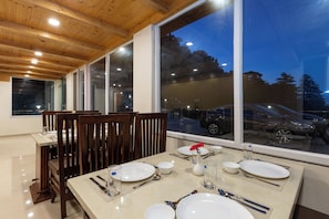 Restaurant - Hotel Wild Wood - 5 Minutes Walk to Mall Road (Mussoorie)