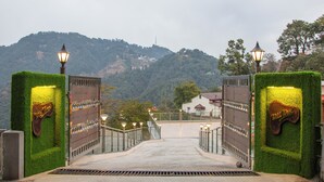 Una entrada cerrada con vistas a un paisaje montañoso.