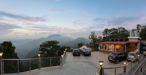 Free self parking - Hotel Wild Wood - 5 Minutes Walk to Mall Road (Mussoorie)