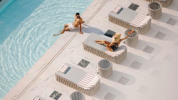 FAIRMONT 1 King Bed Pool View | Premium bedding, free minibar, in-room safe, desk