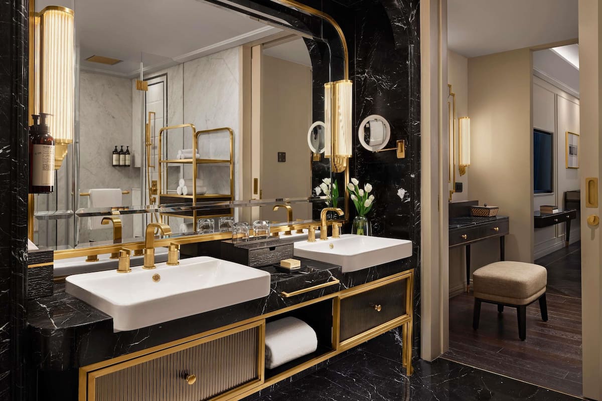 FAIRMONT SUITE ,1 King Bed, Fairmont Gold Lounge access | Ropa de cama de alta calidad y artículos del minibar gratis