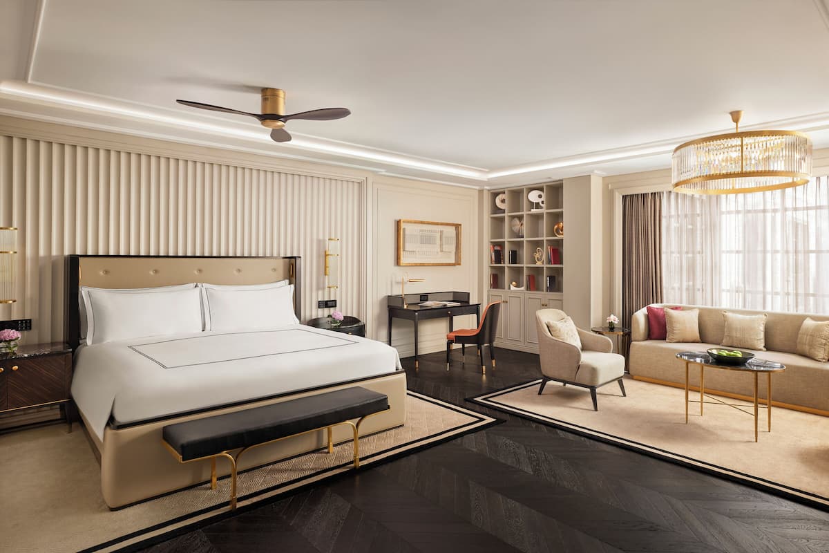 JUNIOR SUITE 1 King Bed, Fairmont Gold Lounge access | Premium bedding, free minibar, in-room safe, desk