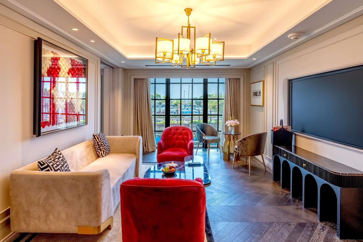 DELUXE SUITE 1 King Bed, Fairmont Gold Lounge access | Premium bedding, free minibar, in-room safe, desk