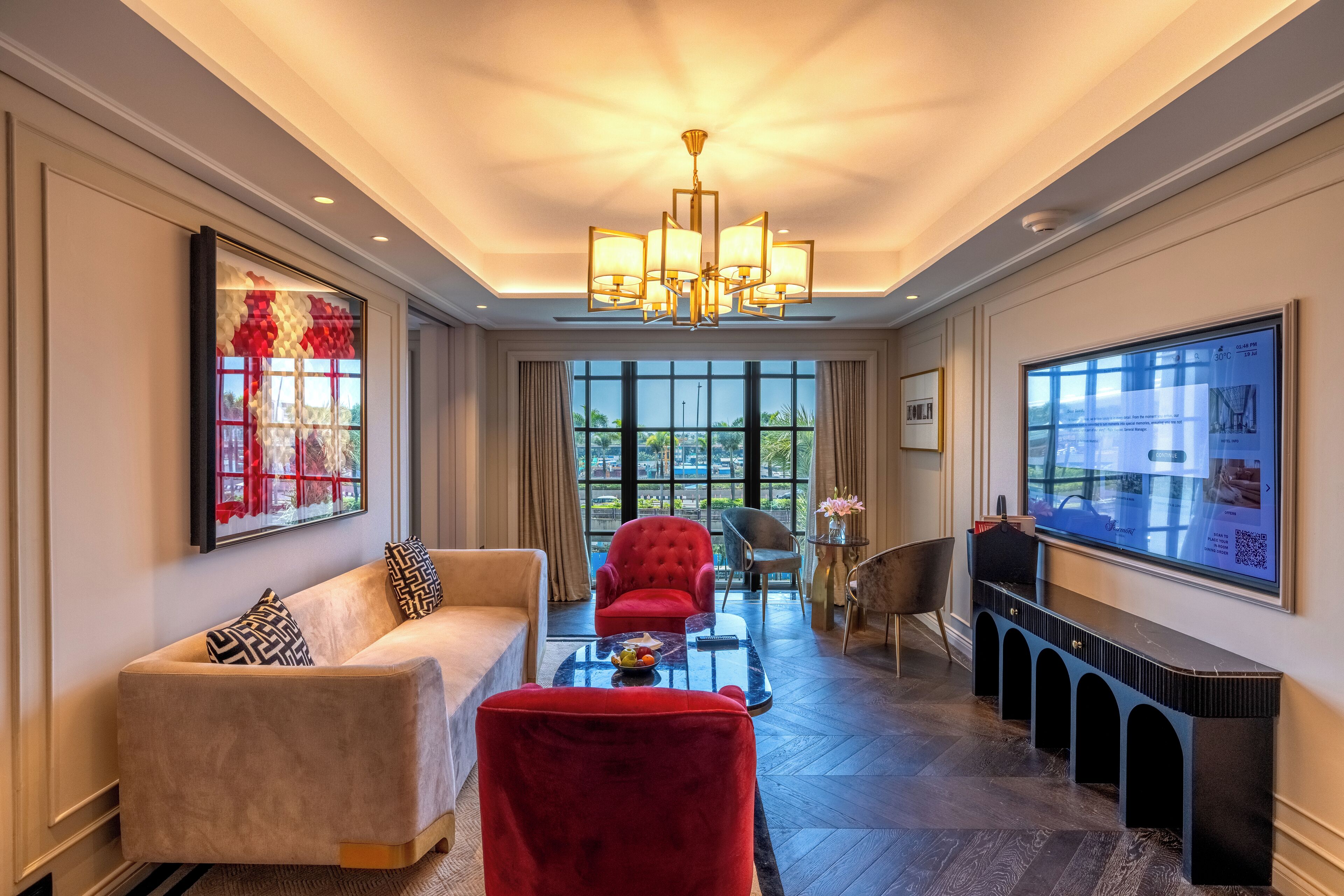 DELUXE SUITE 1 King Bed, Fairmont Gold Lounge access | Wohnbereich | Smart-TV