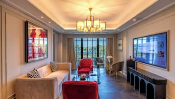 DELUXE SUITE 1 King Bed, Fairmont Gold Lounge access | Wohnbereich | Smart-TV