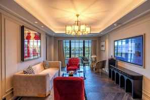 DELUXE SUITE 1 King Bed, Fairmont Gold Lounge access | Living area | Smart TV