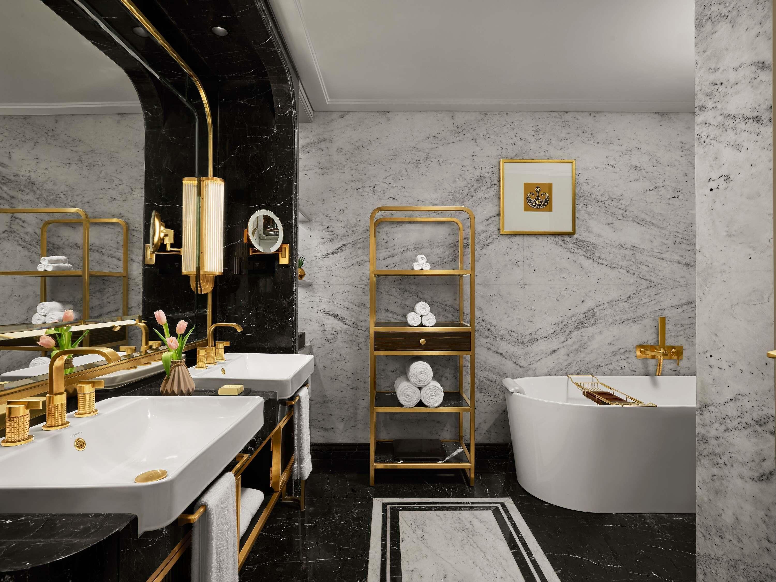 JUNIOR SUITE 1 King Bed, Fairmont Gold Lounge access | Bộ đồ giường cao cấp, minibar với thức uống miễn phí 