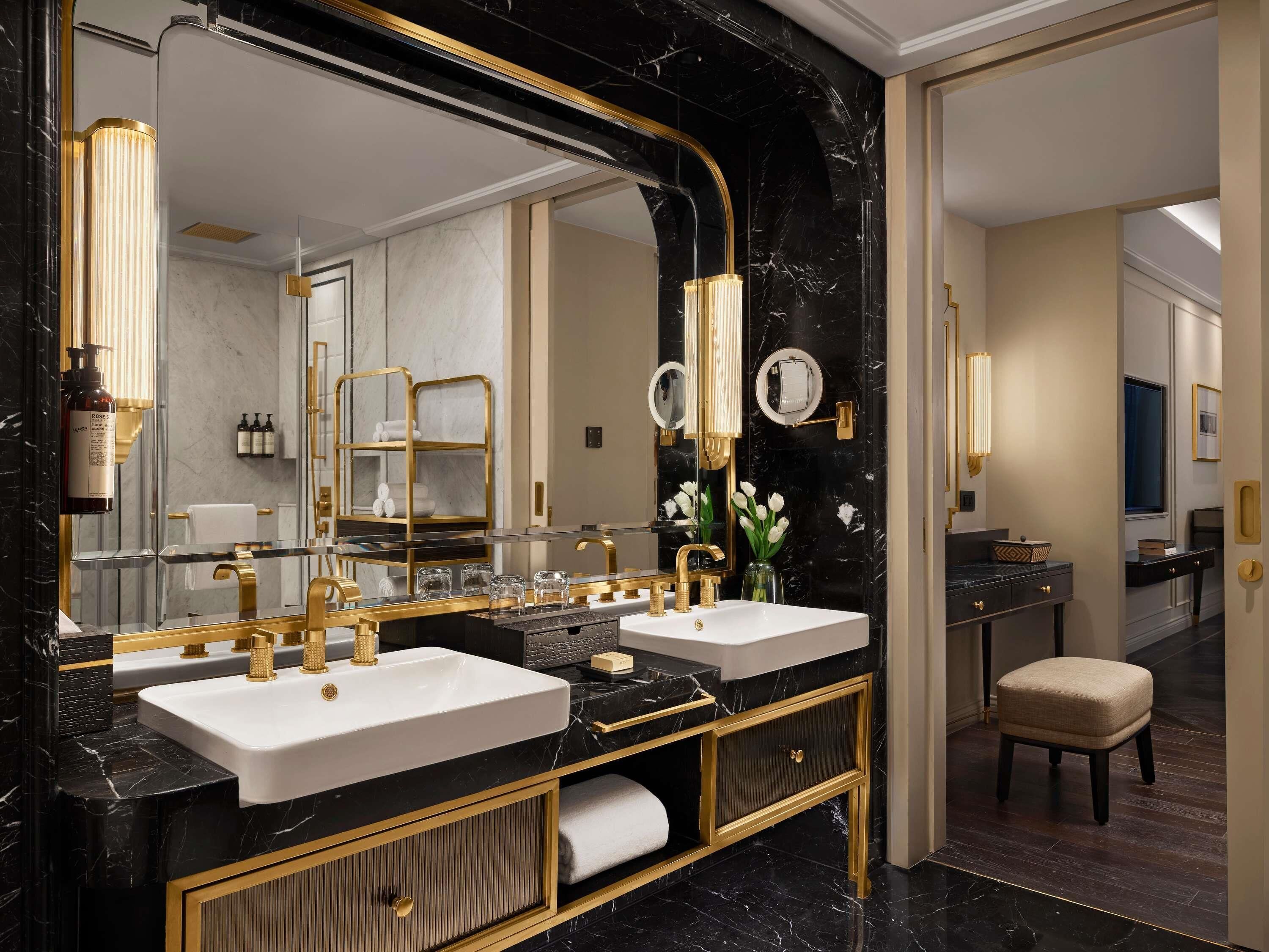 Fairmont Gold, 套房, 1 张特大床 | 高档床上用品、迷你吧（备有免费物品）、客房内保险箱、办公桌
