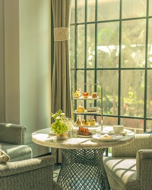 3 restaurantes; se sirve cocina china 