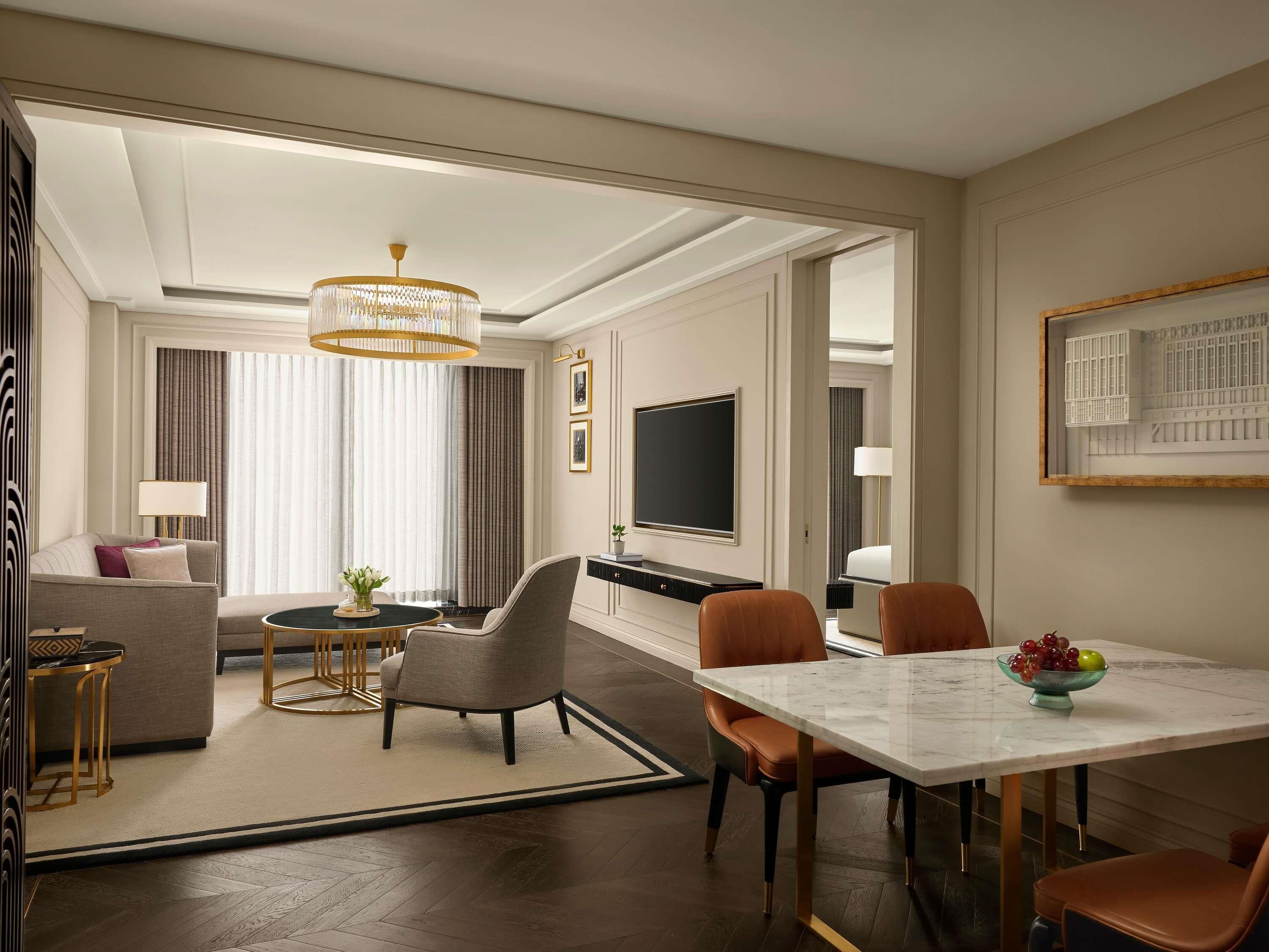 SIGNATURE SUITE, 1 King Bed, 2 Hollywood Beds, Fairmont Gold Lounge access