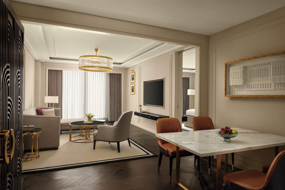 SIGNATURE SUITE, 1 King Bed, 2 Hollywood Beds, Fairmont Gold Lounge access | Literie de qualité supérieure, articles gratuits dans le mini-bar