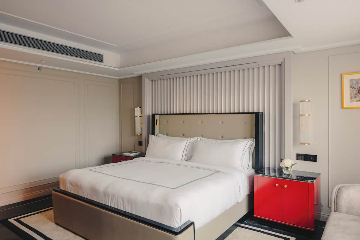 DELUXE SUITE 1 King Bed, Fairmont Gold Lounge access | Luxe beddengoed, een gratis minibar, een kluis op de kamer, een bureau