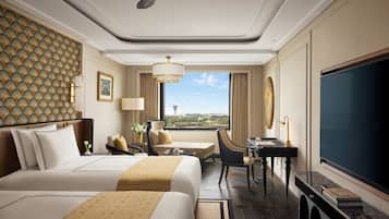 PRESIDENTIAL SUITE, 1 King Bed, 2 Hollywood Beds, Fairmont Gold Lounge access | Seprai premium, minibar gratis, brankas, dan meja kerja