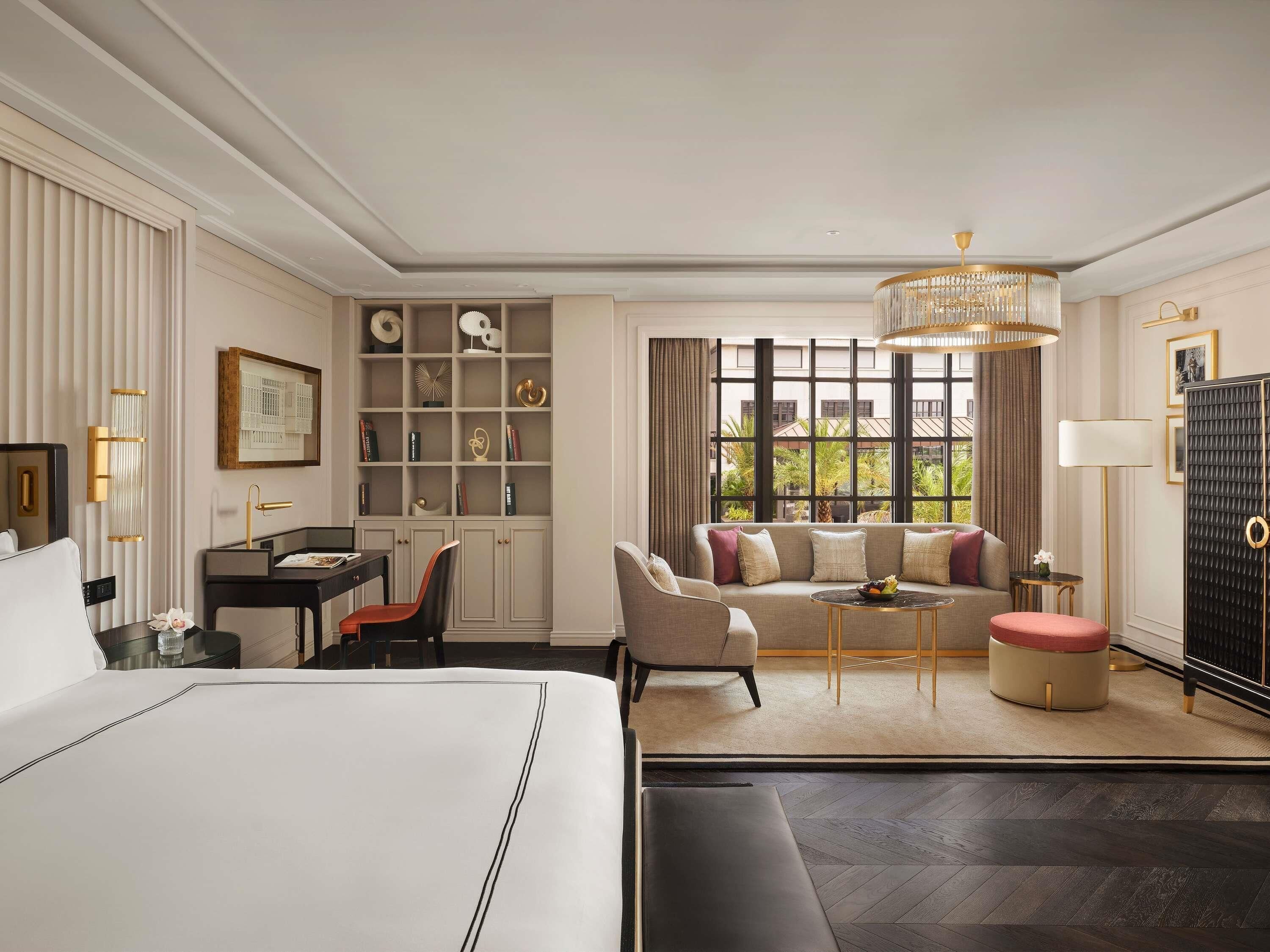 JUNIOR SUITE 1 King Bed, Fairmont Gold Lounge access