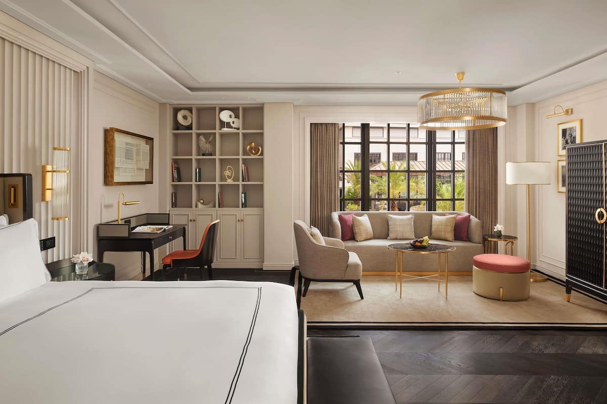 JUNIOR SUITE 1 King Bed, Fairmont Gold Lounge access