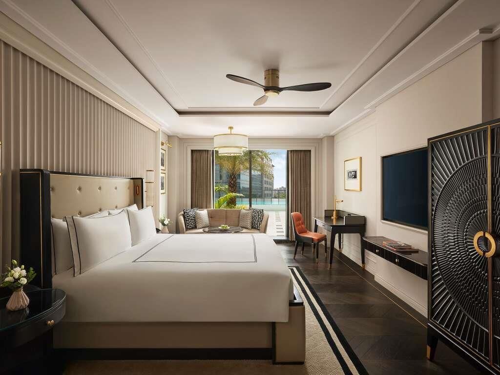 Kamer, 1 kingsize bed | Luxe beddengoed, een gratis minibar, een kluis op de kamer, een bureau
