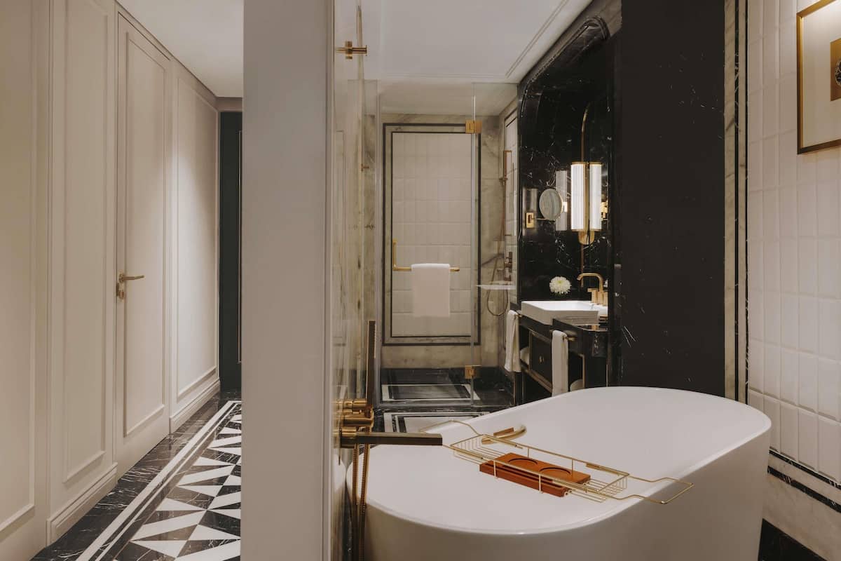 SIGNATURE 1 King Bed City View | Literie de qualité supérieure, articles gratuits dans le mini-bar