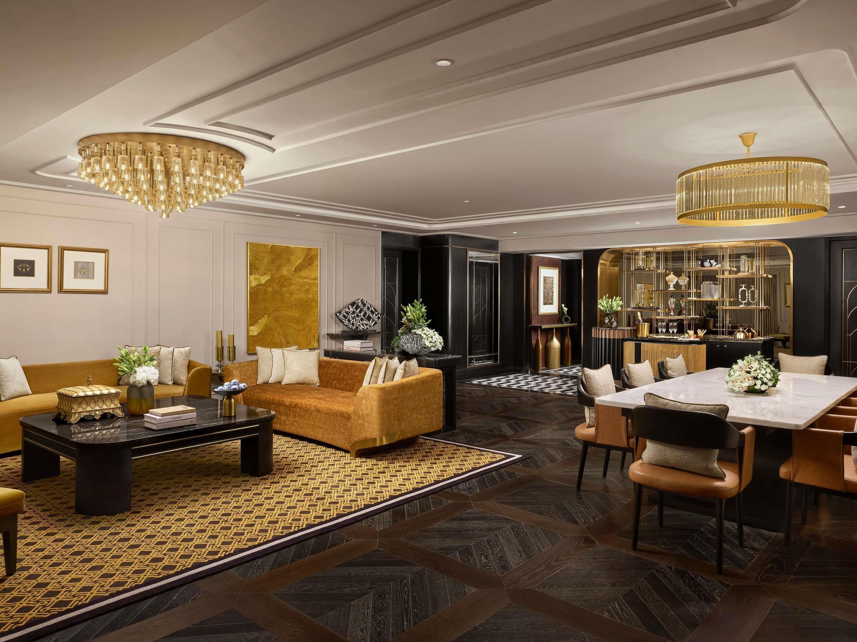 PRESIDENTIAL SUITE, 1 King Bed, 2 Hollywood Beds, Fairmont Gold Lounge access