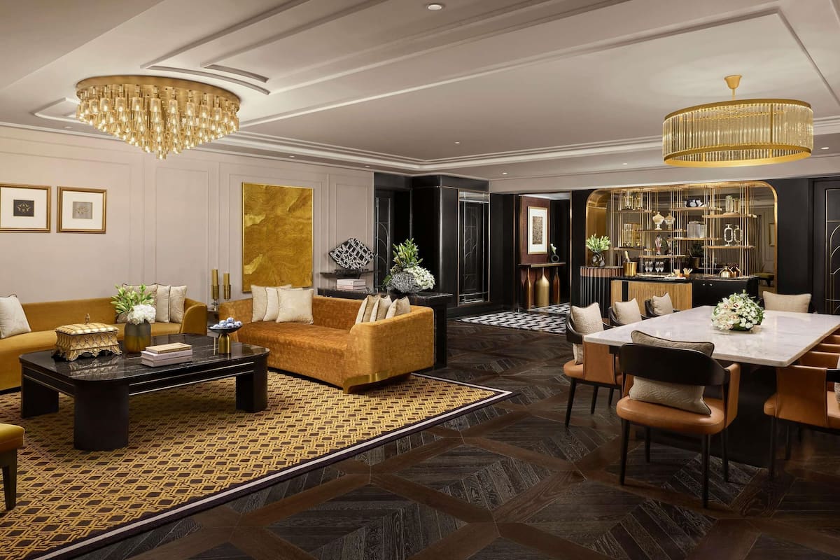 PRESIDENTIAL SUITE, 1 King Bed, 2 Hollywood Beds, Fairmont Gold Lounge access