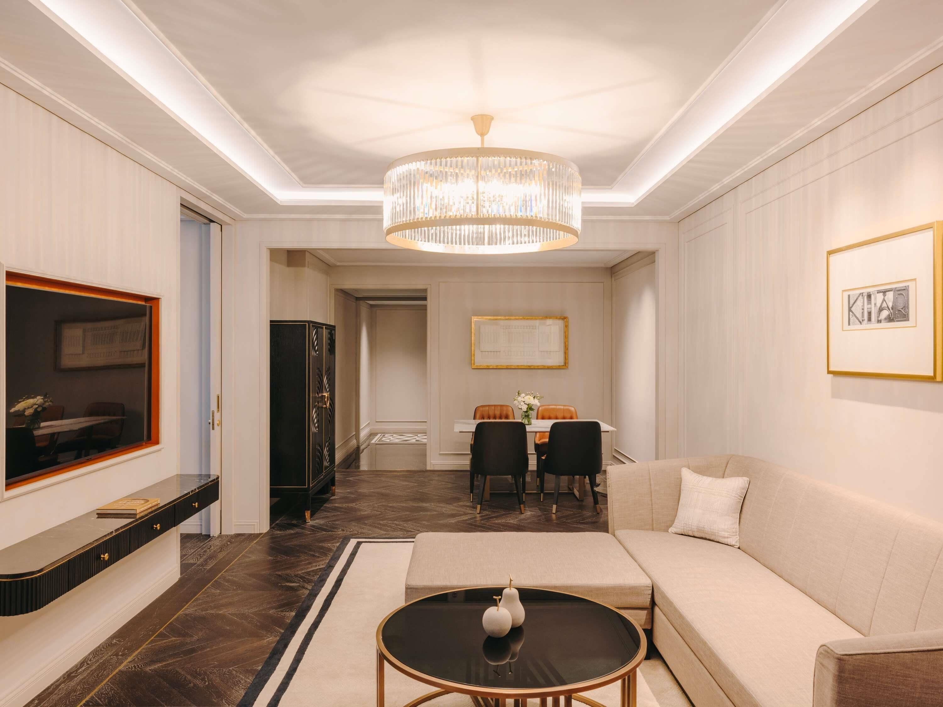 Fairmont Gold, Suite, 1 kingsize bed | Luxe beddengoed, een gratis minibar, een kluis op de kamer, een bureau