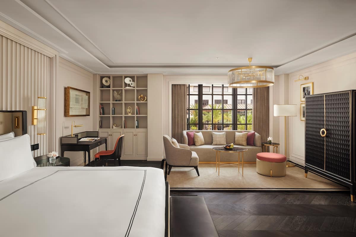 JUNIOR SUITE 1 King Bed, Fairmont Gold Lounge access | Premium bedding, free minibar, in-room safe, desk