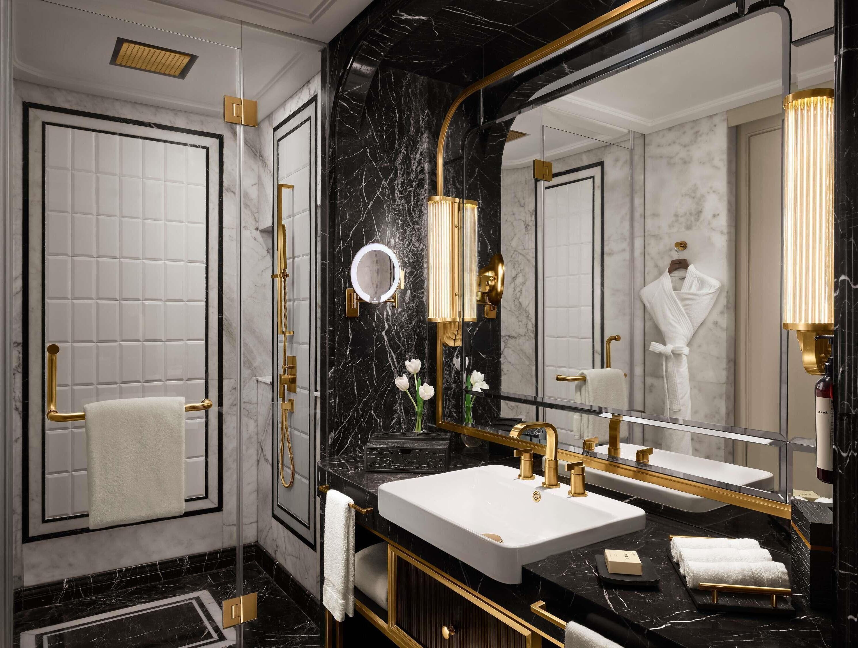 Hochwertige Bettwaren, kostenlose Minibar, Zimmersafe, Schreibtisch