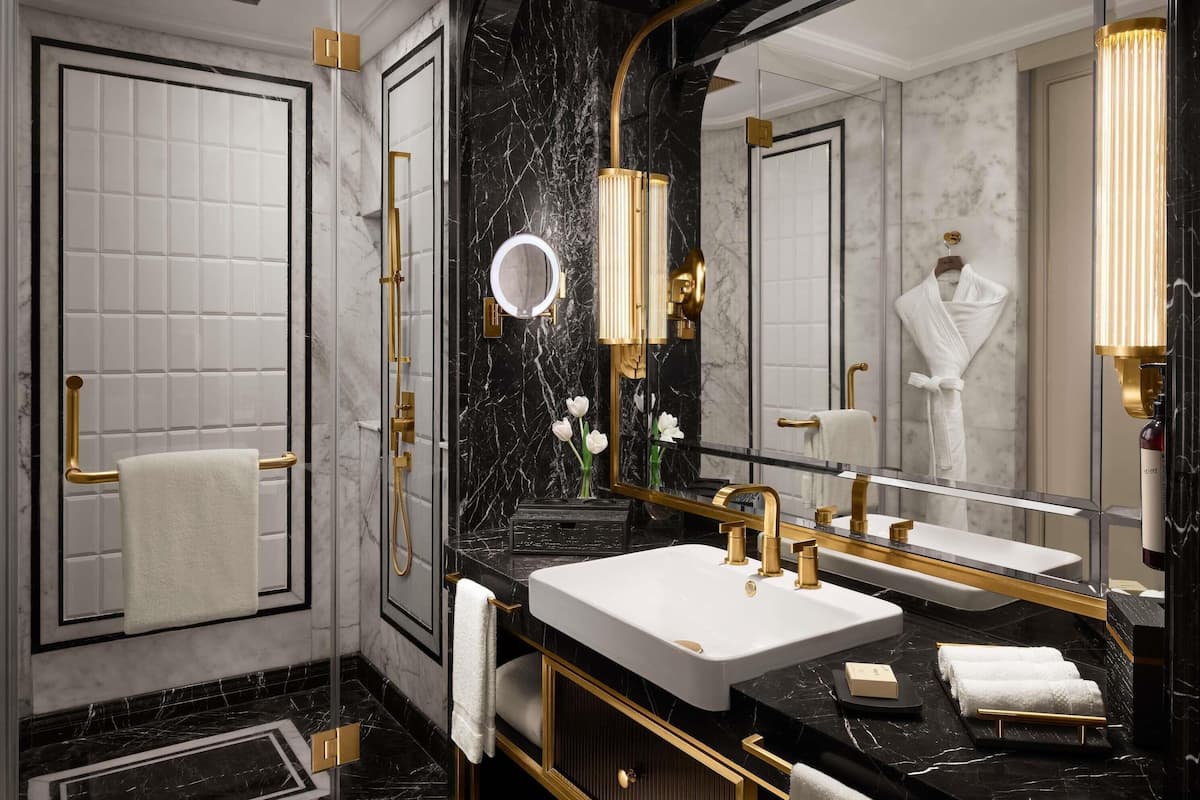 Premium bedding, free minibar, in-room safe, desk