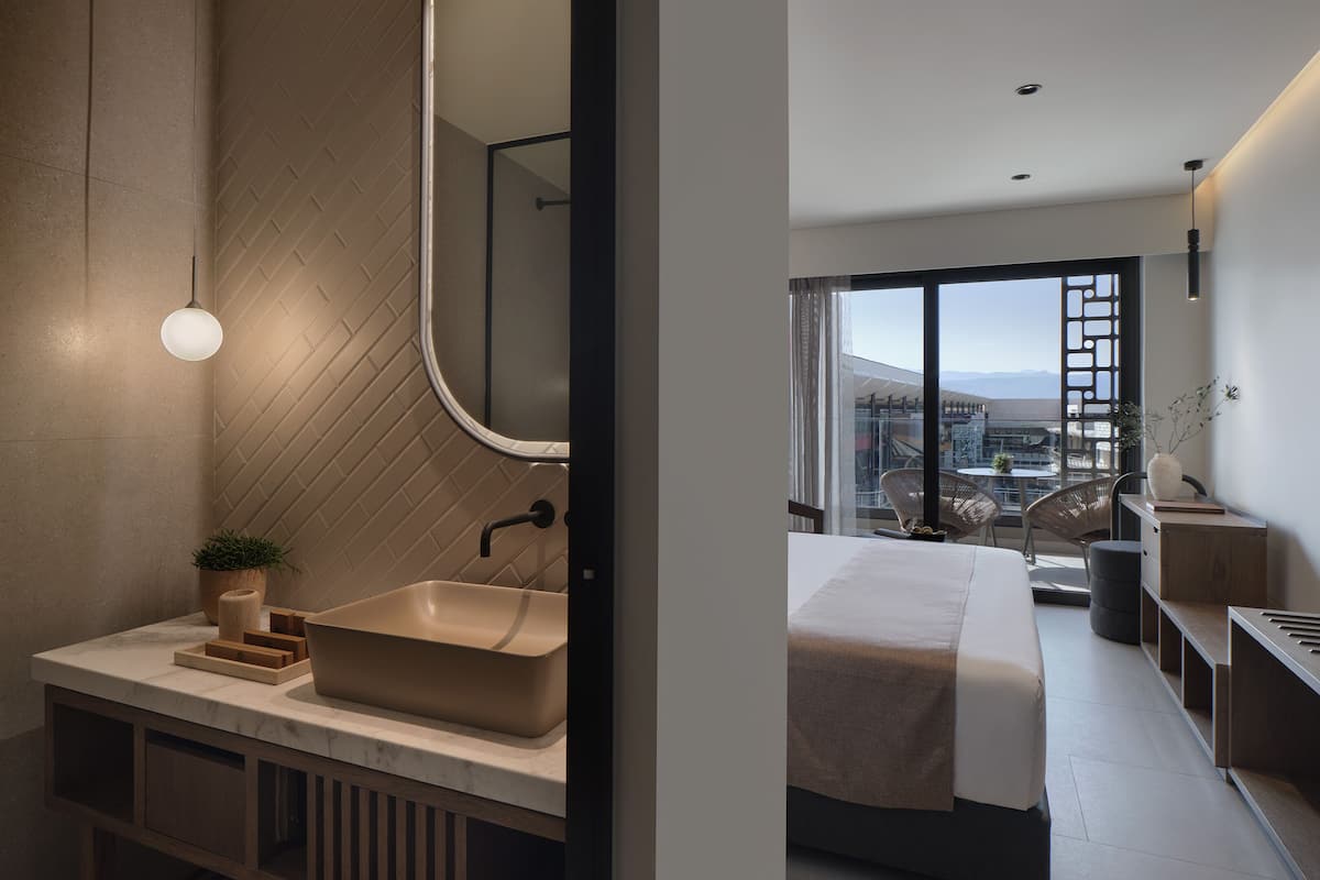 Classic Room Side Sea View | Bathroom | Shower, free toiletries, hair dryer, bathrobes