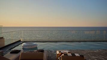 Una piscina al aire libre de temporada