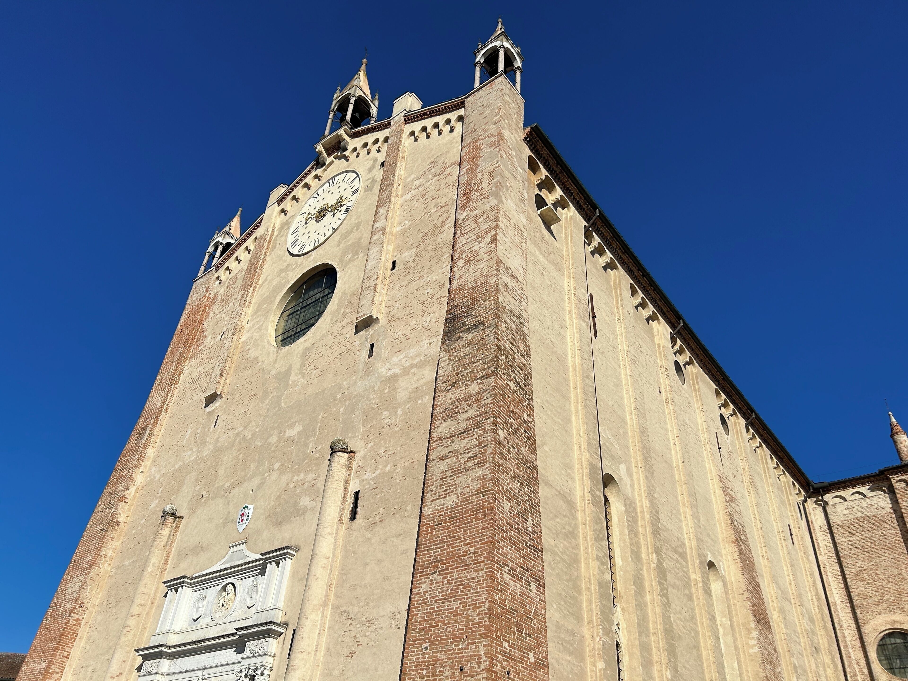 Un grand bâtiment historique, doté d’un imposant clocher et d’une vaste fenêtre en arc de cercle.