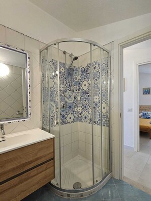 Dusche, Haartrockner, Bidet, Handtücher